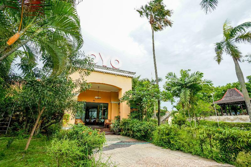 Istana Permata Juanda Hotel Sawotratap Exterior foto