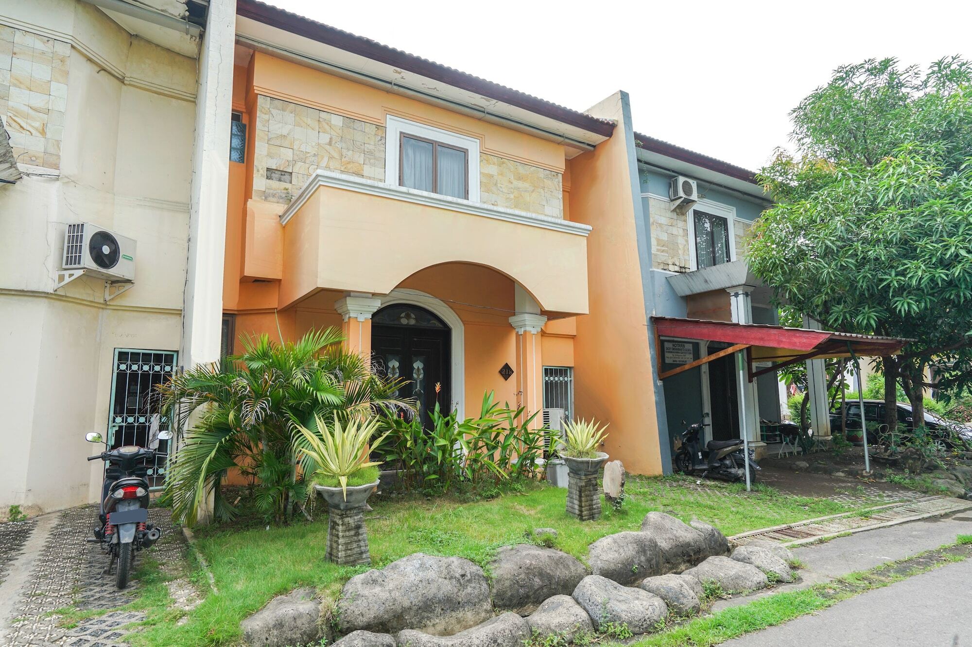 Istana Permata Juanda Hotel Sawotratap Exterior foto